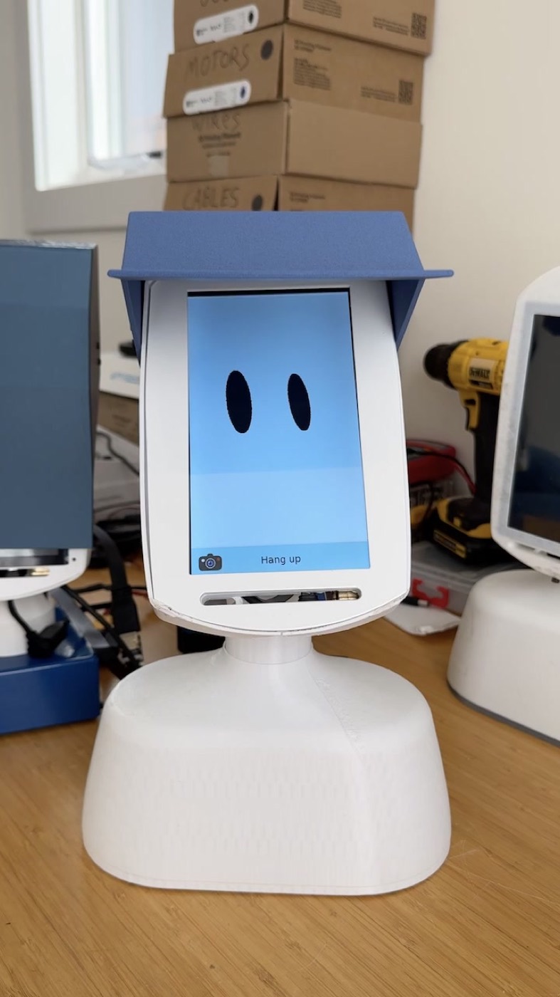 Deskman desk robot with a friendly face